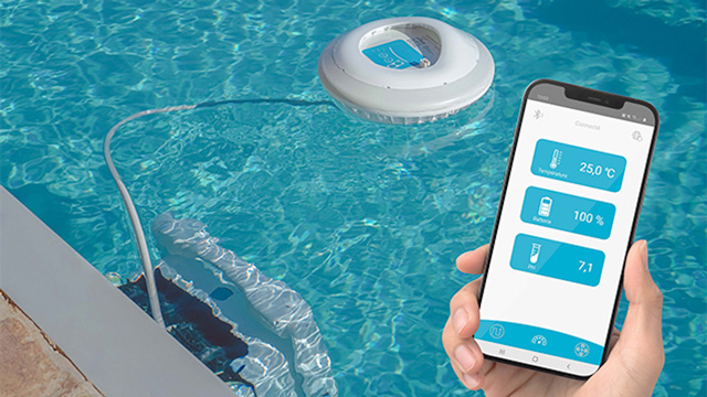 immagine di una piscina e il robot intelligente per la pulizia della piscina comandato da smartphone